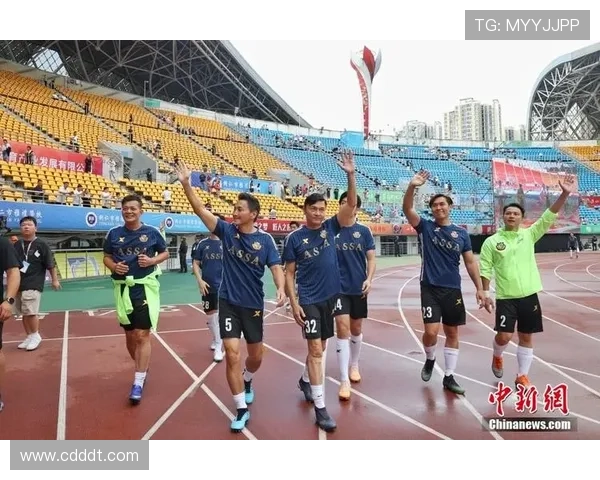 足球明星齐聚一堂精彩瞬间定格在大合影中的荣耀与激情 足球明星齐聚一堂精彩瞬间定格在大合影中的荣耀与激情