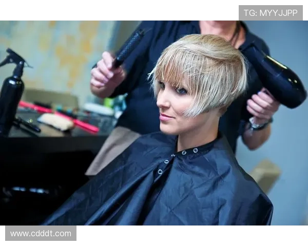 哪个足球明星在赛场外也爱美丽吹头发的时尚瞬间揭秘 哪个足球明星在赛场外也爱美丽吹头发的时尚瞬间揭秘