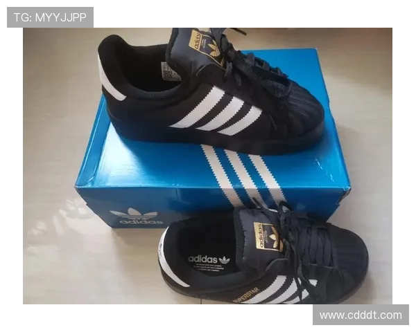 足球明星后跟开洞球鞋引领潮流助力运动表现的全新设计理念