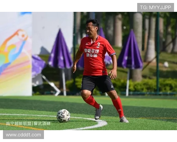 足球明星身着白色衣服展现独特风采引领时尚潮流